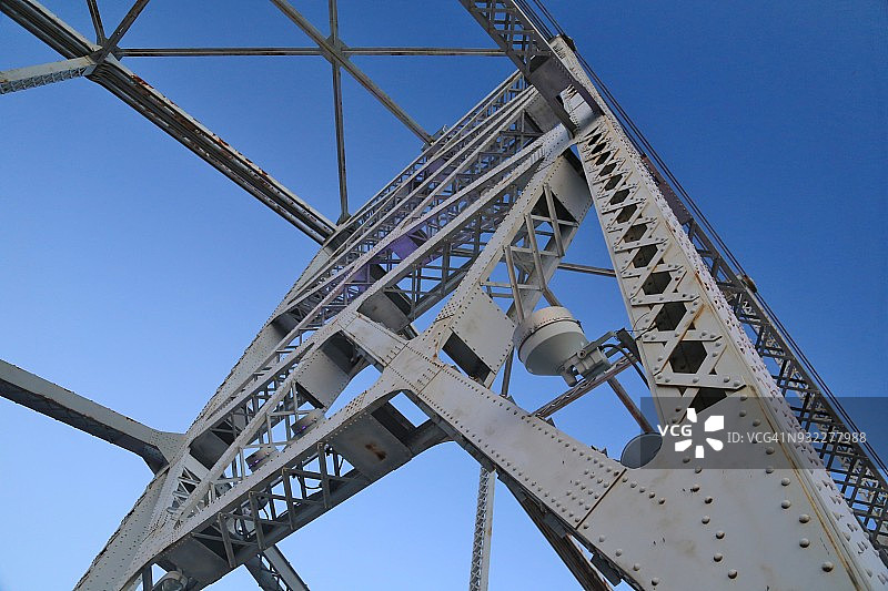悬臂桁架桥上的结构钢和铆钉图片素材