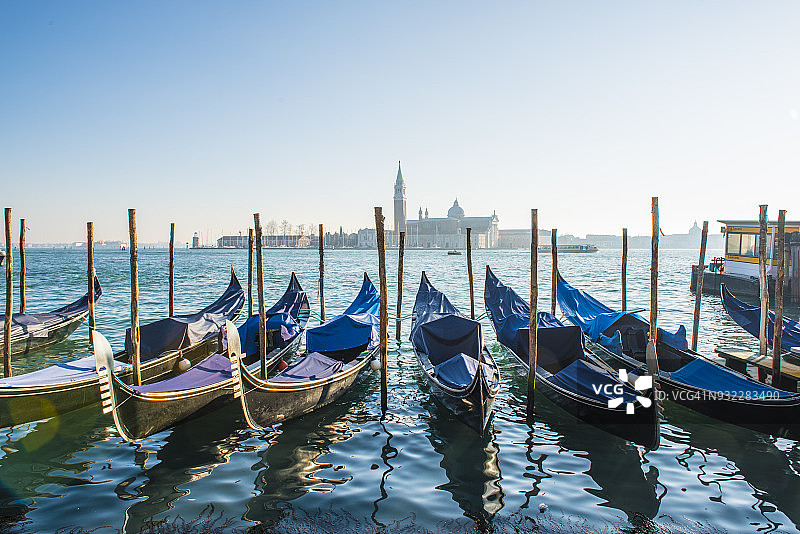 意大利威尼斯停泊的贡多拉图片素材