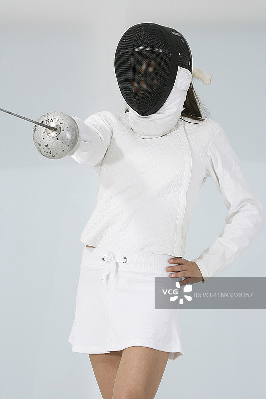 女击剑运动员用花剑指着前方图片素材