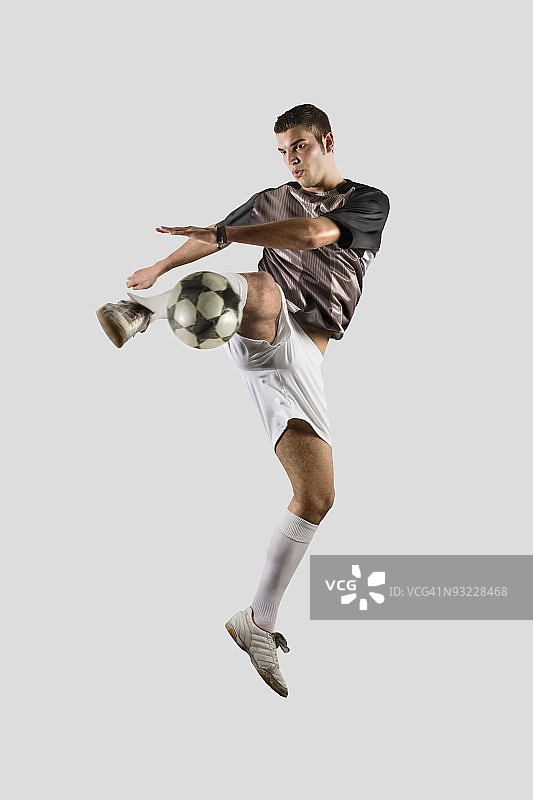 足球运动员踢球图片素材