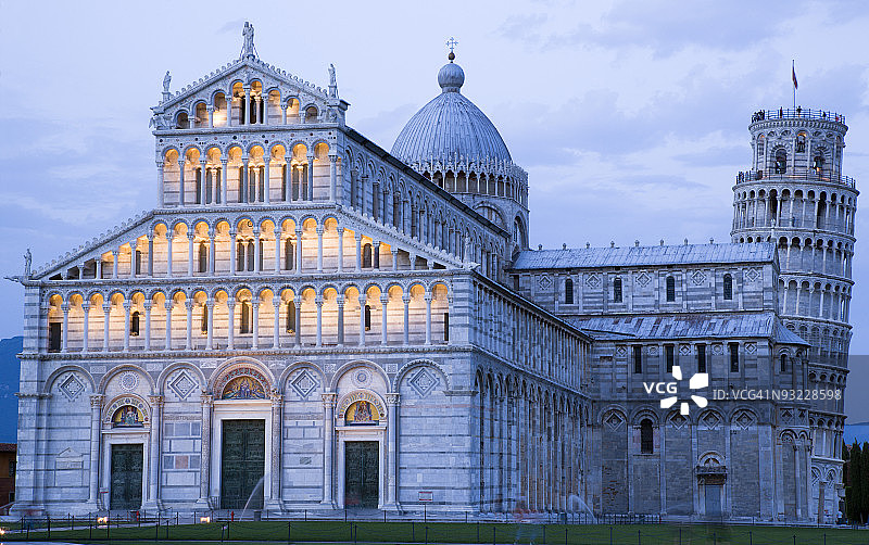 意大利托斯卡纳比萨奇迹广场：大教堂和斜塔图片素材