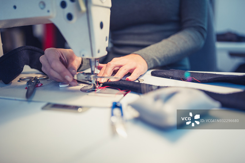 女裁缝使用缝纫机图片素材