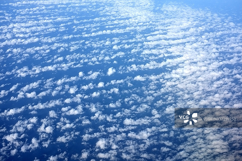 地中海上的蓬松云朵图片素材