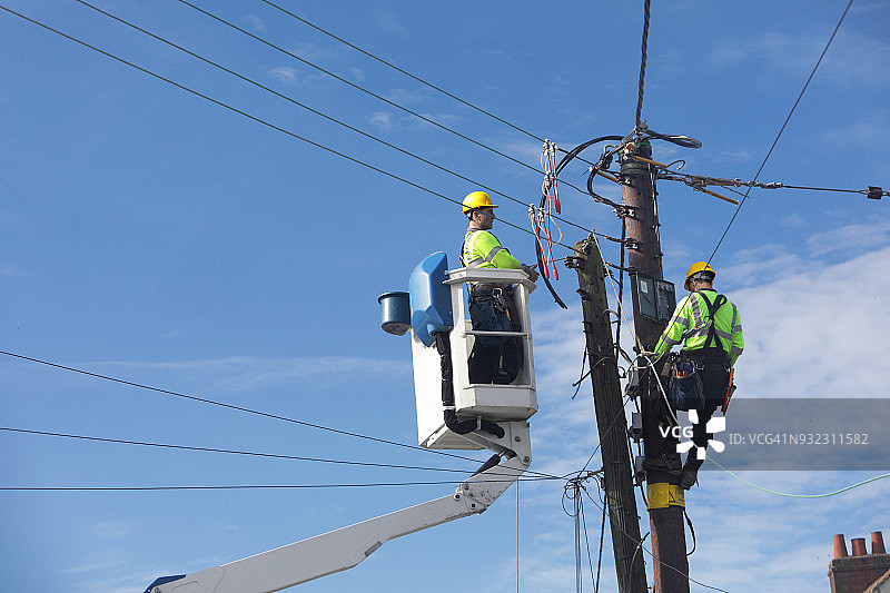 男人在高压电线上工作图片素材