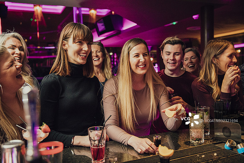 在酒吧的朋友们图片素材