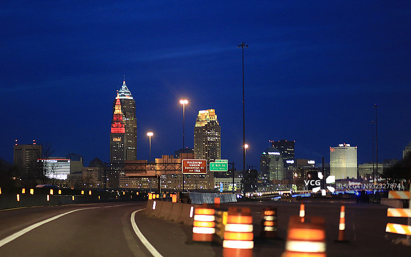 从90号州际公路看克利夫兰夜景和施工交通锥图片素材