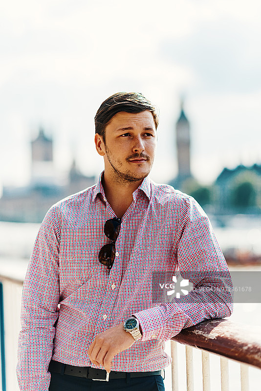 在伦敦穿着衬衫的年轻男人图片素材