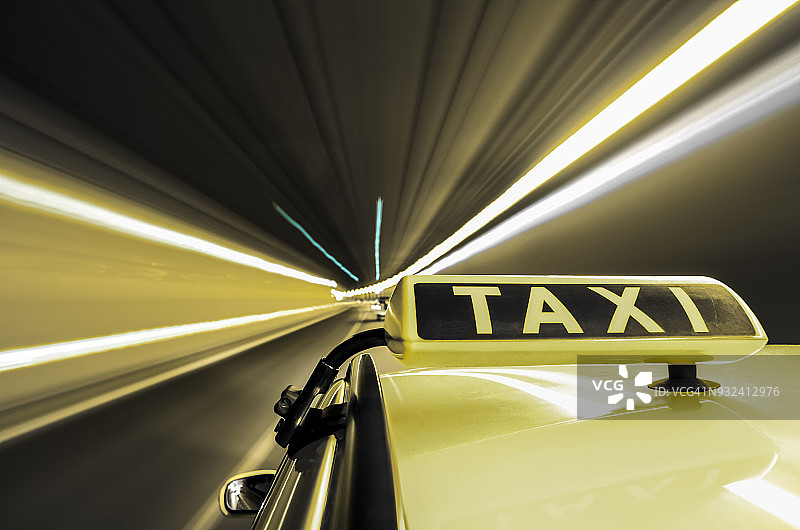 出租车行驶在柏林城市中-出租车标志突出图片素材