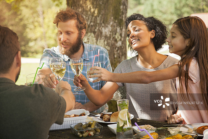 用葡萄酒和水敬酒的家庭图片素材