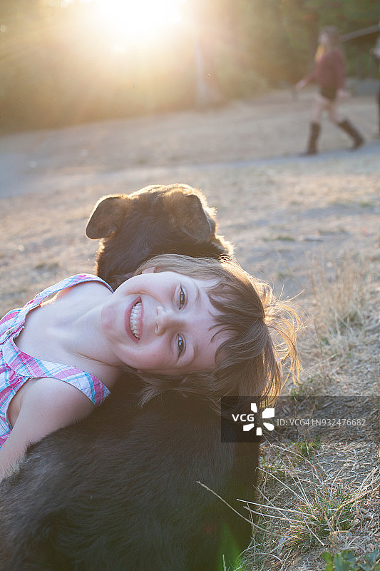 玛吉和小鸡在公园里玩耍图片素材