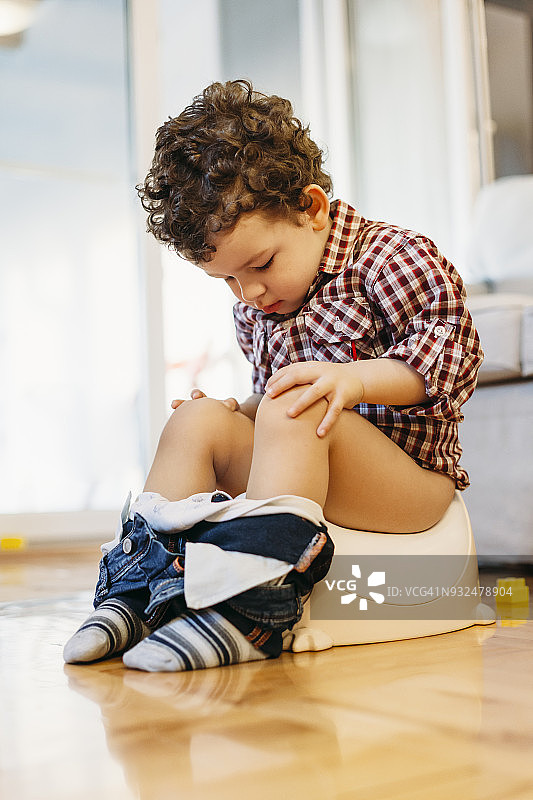 坐在便盆上的男孩图片素材