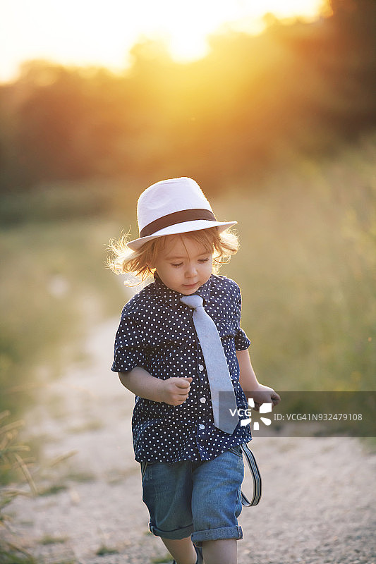 在公园奔跑的小男孩图片素材