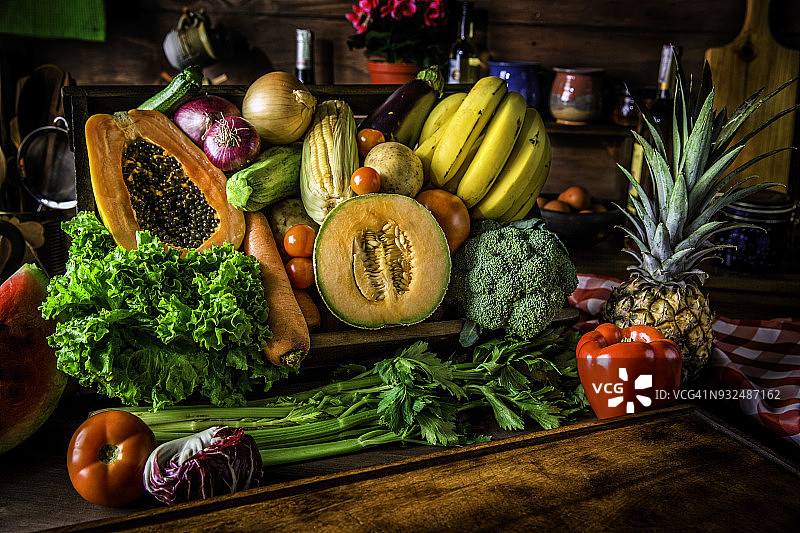 乡村厨房中用于切割有机热带水果和蔬菜的砧板，自然光图片素材