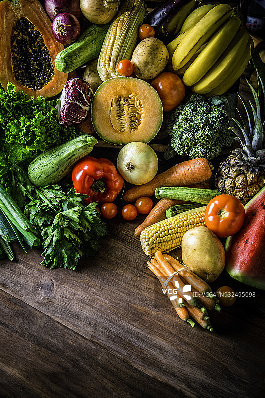乡村厨房背景下的什锦有机热带水果和蔬菜。 自然光图片素材