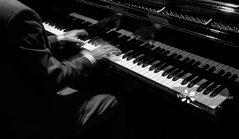 双手弹钢琴图片素材