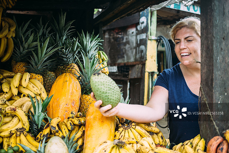 拉丁美洲的水果购物图片素材