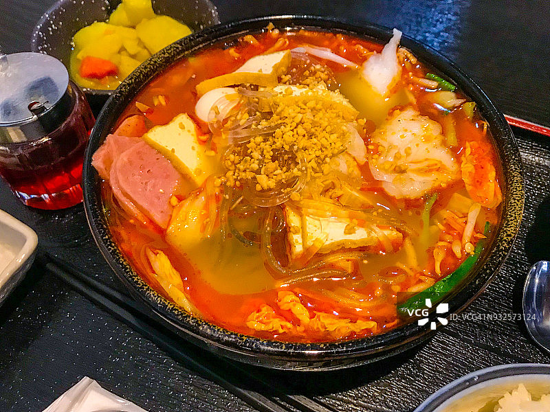 横滨餐桌大碗麻辣烫图片素材