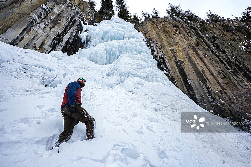 男子参观博兹曼冰冻的悬崖瀑布图片素材
