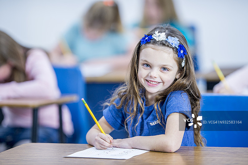 在学校的女孩图片素材