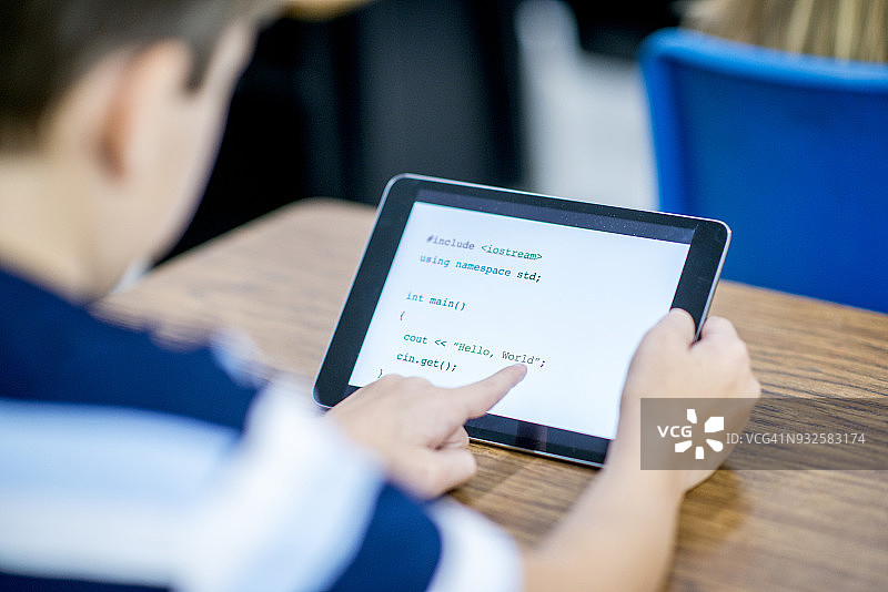 展示作品的男孩图片素材