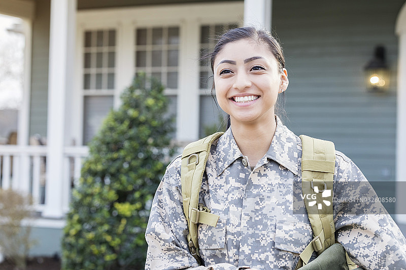 即将部署的兴奋女兵图片素材