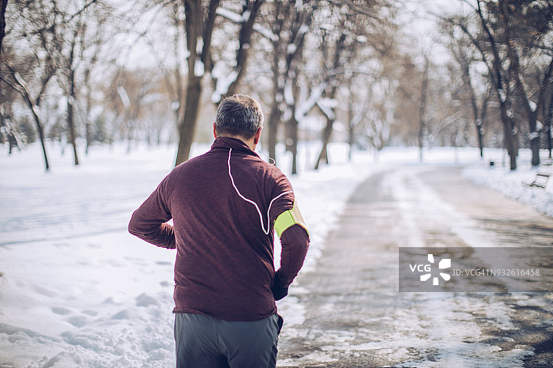 慢跑者在公园训练图片素材