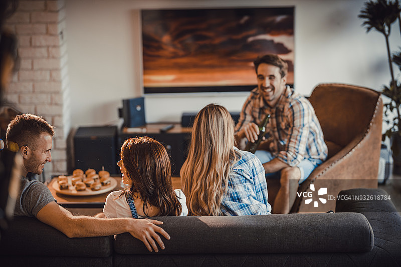 在客厅里交流的年轻情侣图片素材