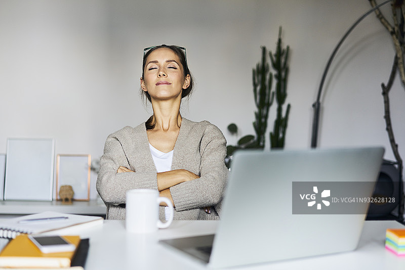 年轻女人在家中用笔记本电脑办公休息图片素材