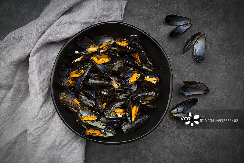 碗里的有机蓝贻贝图片素材