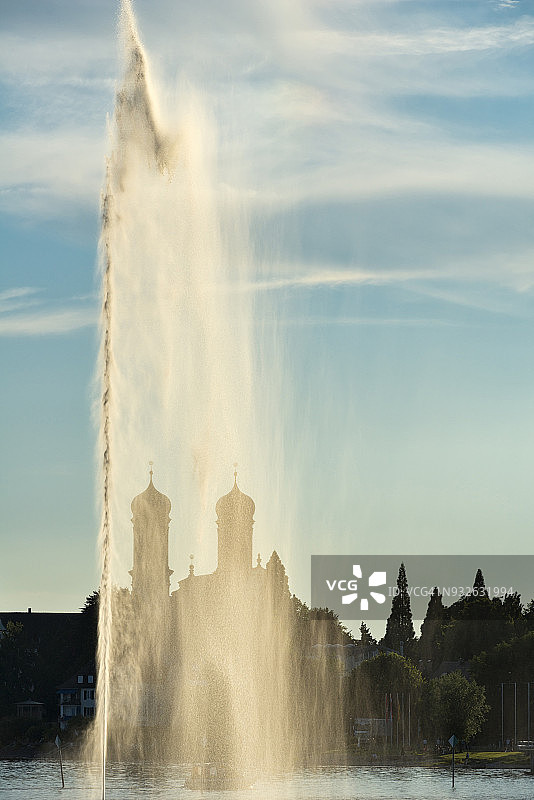 德国巴登-符腾堡州腓特烈港：城堡教堂和喷泉的轮廓图片素材