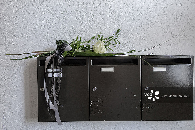 邮箱上的告别花图片素材