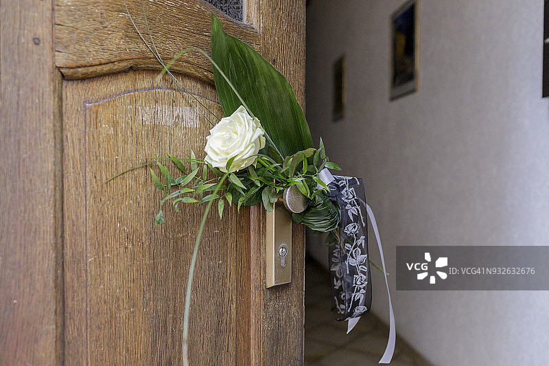 公寓入口的告别花图片素材