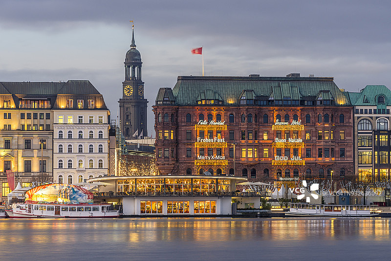 德国汉堡：圣诞节期间的少女堤和圣米迦勒教堂图片素材