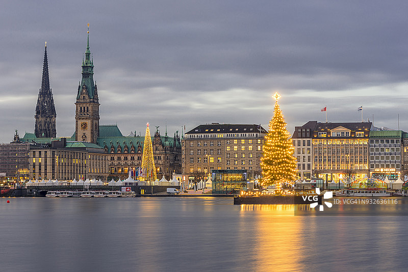 德国汉堡：少女堤、市政厅和圣尼古拉斯教堂的圣诞树夜景图片素材