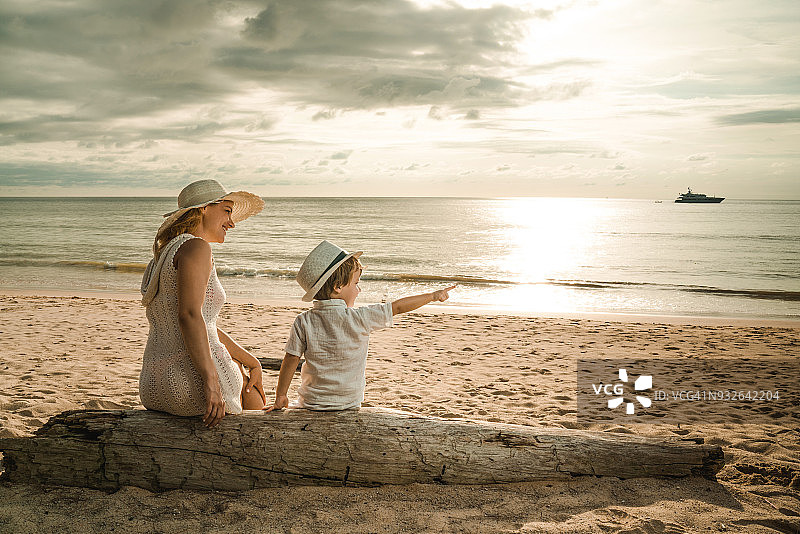 妈妈，看那边！图片素材