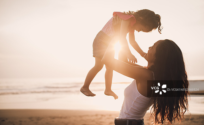 在海滩上分享爱图片素材