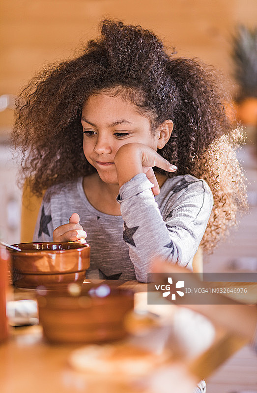 不高兴的非洲裔女孩不想吃早餐图片素材