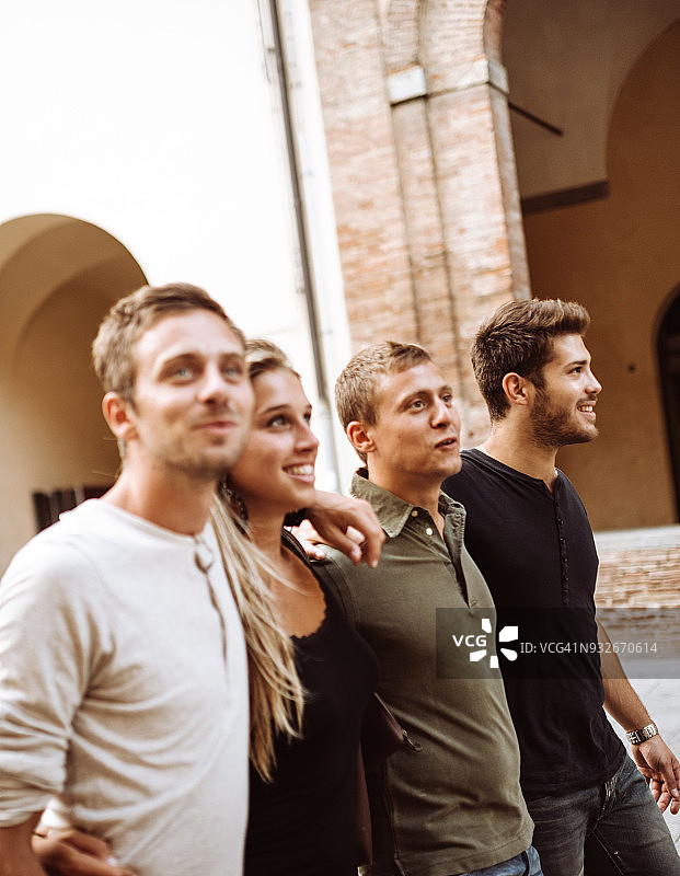 朋友们在城市里同行图片素材