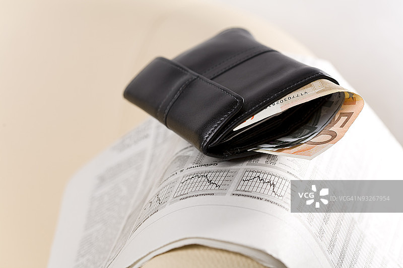 德国金融报纸上的钱包图片素材