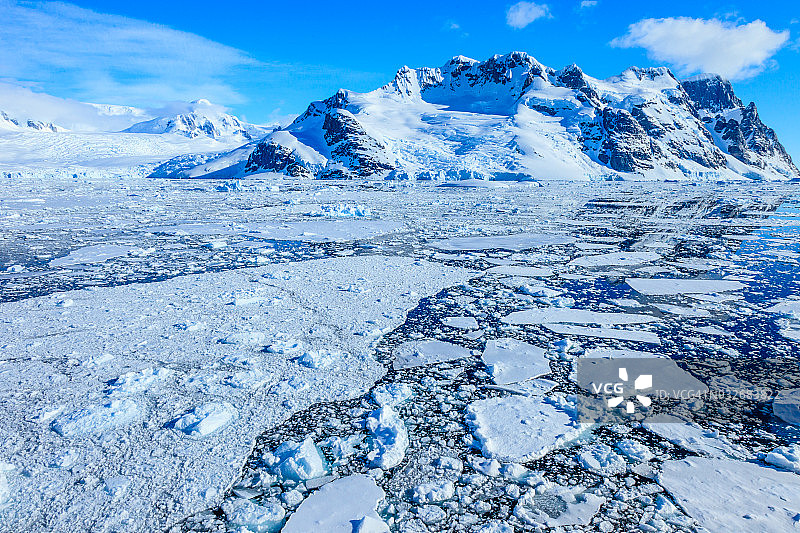 穿过南极洲的勒梅尔海峡图片素材