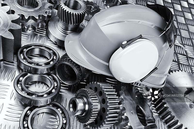 带有工业齿轮零件的安全帽图片素材