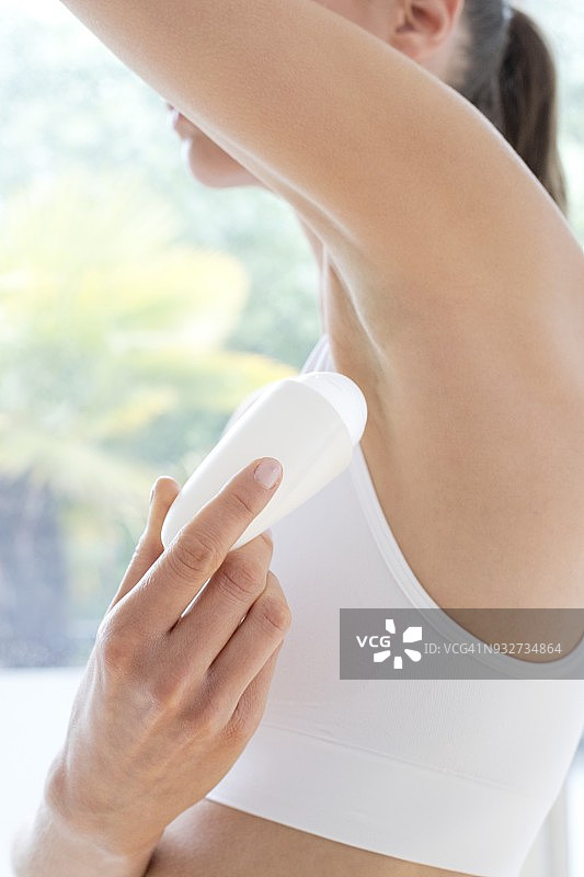 女人涂抹腋下除臭剂图片素材
