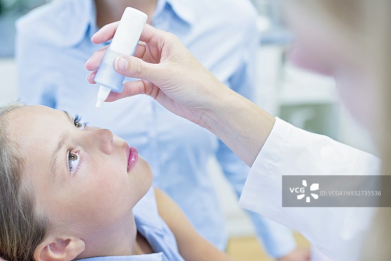 医生给女孩滴眼药水图片素材