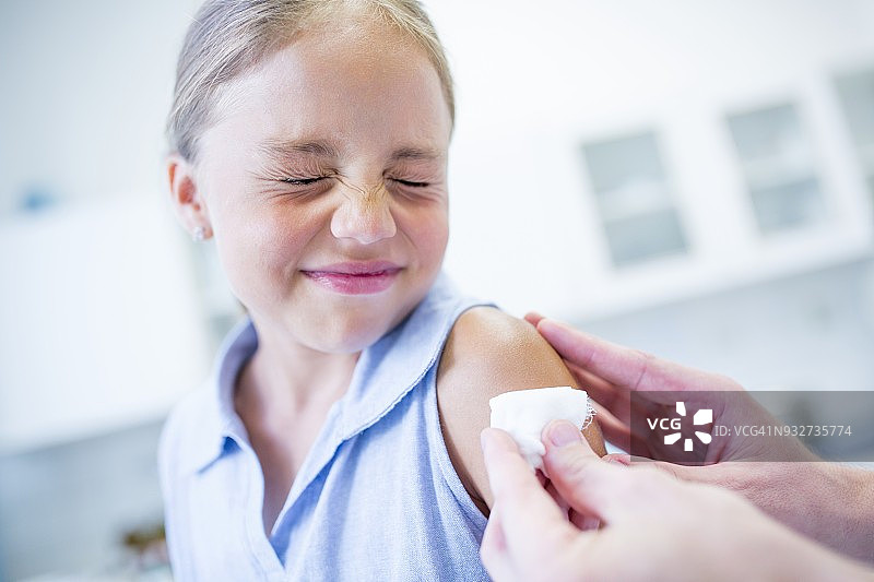 纱布被敷在女孩的手臂上图片素材