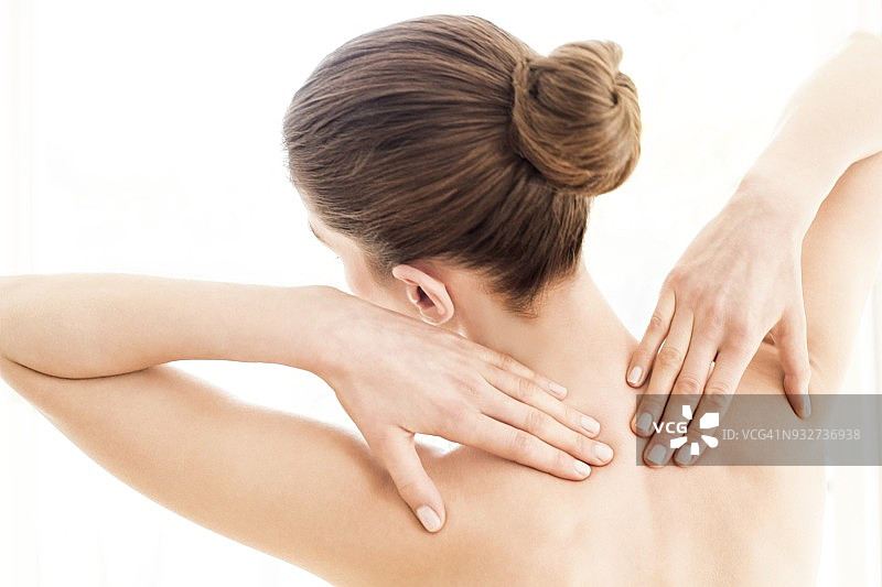 女人触摸她的肩膀图片素材