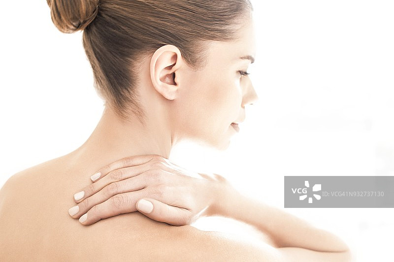 女人在触摸脖子图片素材