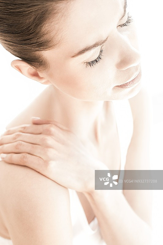 女人揉肩膀图片素材