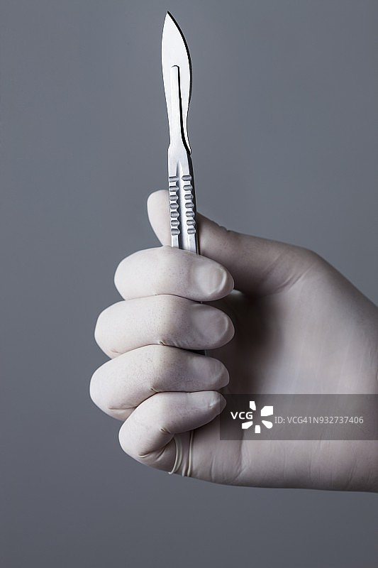 手持手术刀的人图片素材