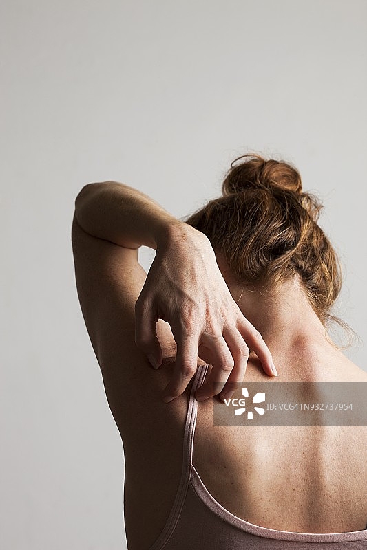 女人挠背图片素材