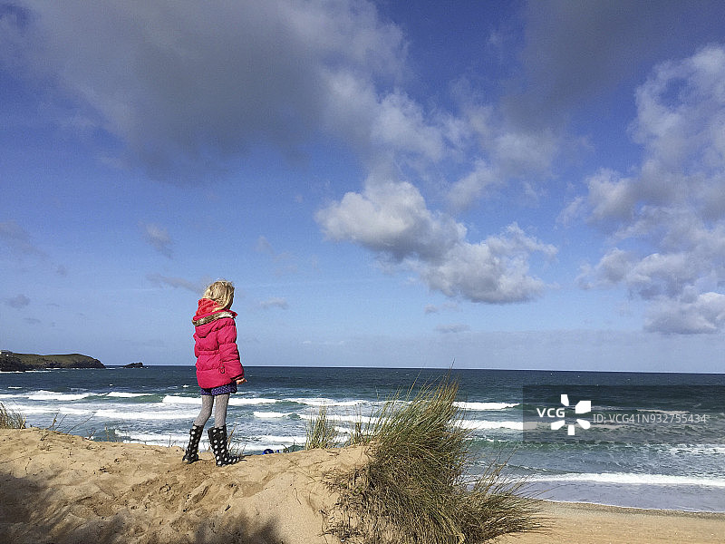 春天里，小女孩眺望大海图片素材